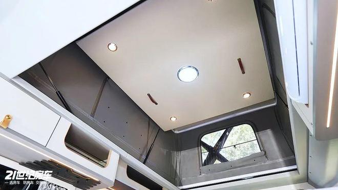 露营全OK驿舟先锋官V升顶宿营车AG真人网1798万元三张床通勤(图3)