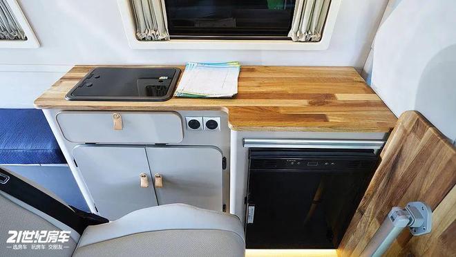 露营全OK驿舟先锋官V升顶宿营车AG真人网1798万元三张床通勤(图8)