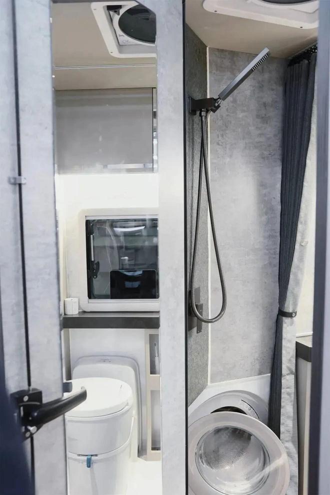 房车 11月28亮相成都房车展国内首创AG真人游戏地址空间更大配置更高的A型(图9)