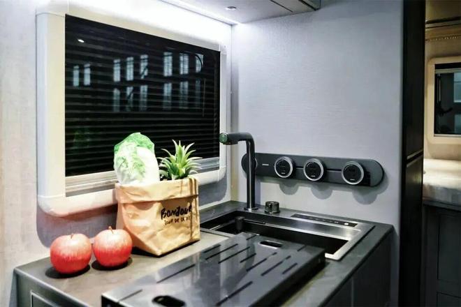 房车 11月28亮相成都房车展国内首创AG真人游戏地址空间更大配置更高的A型(图7)