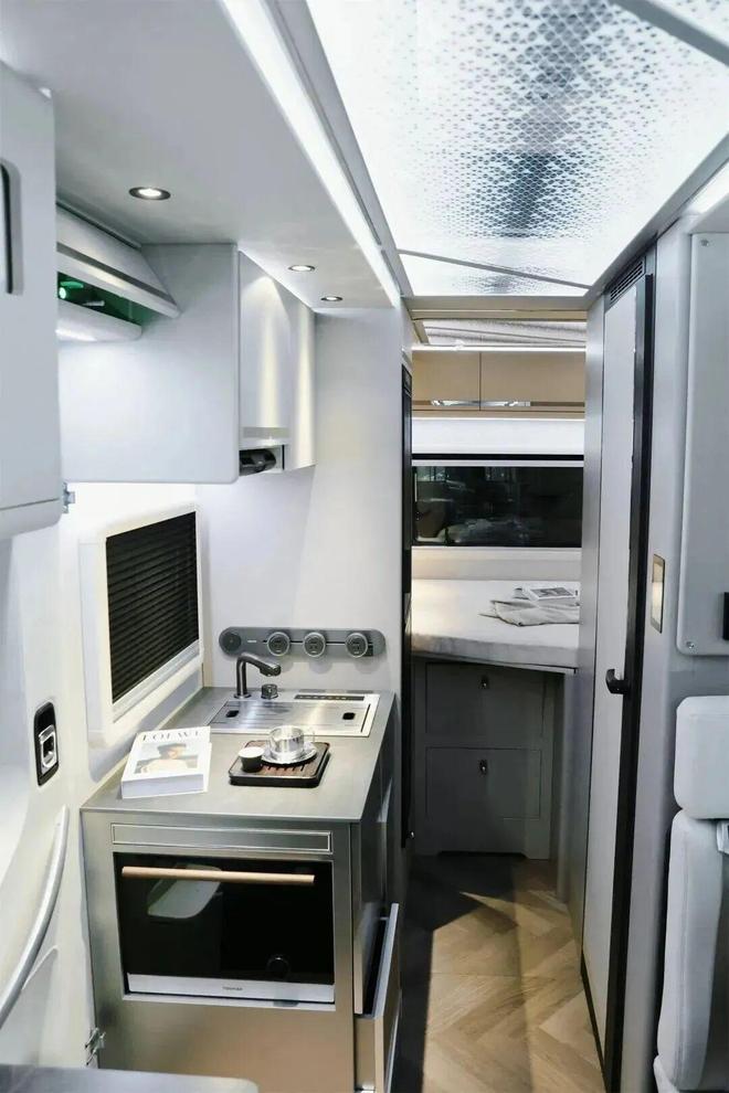 房车 11月28亮相成都房车展国内首创AG真人游戏地址空间更大配置更高的A型(图8)